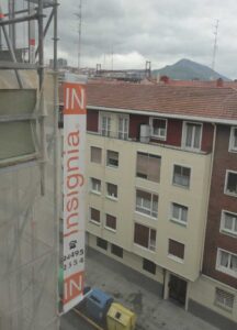 cartel vertical obras insignia