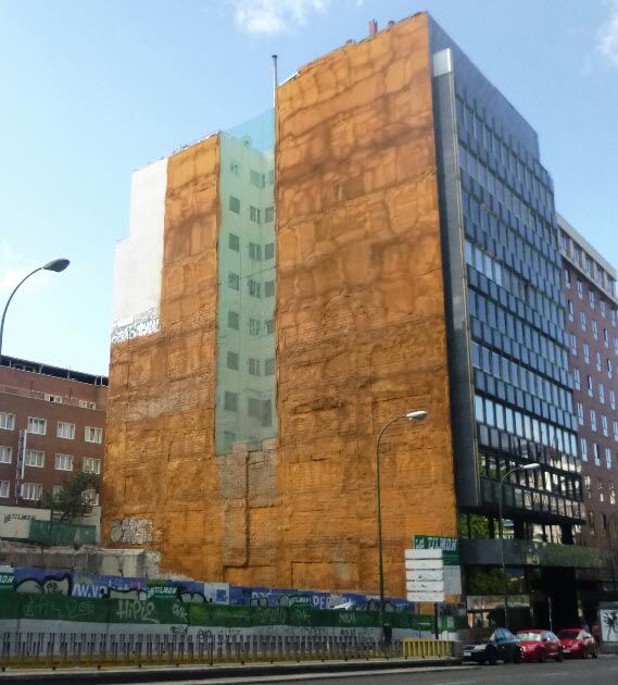 fachadas medianeras despues de la demolición de una finca continua