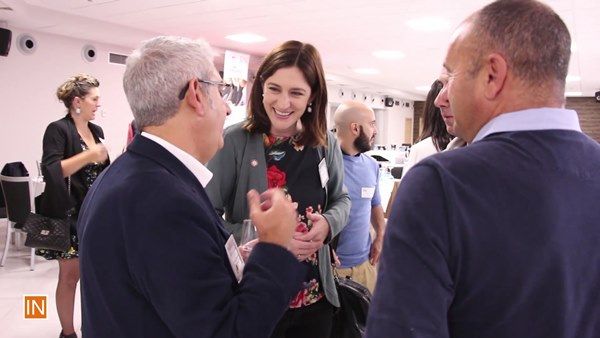 Amaya Alonso presidenta de BNI Compromiso Bizkaia conversando con socios de este grupo BNI en Bilbao