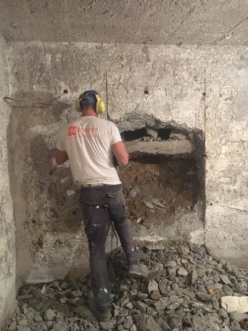 abriendo hueco para cajon metalico ascensor en zona Las Arenas Getxo Bilbao