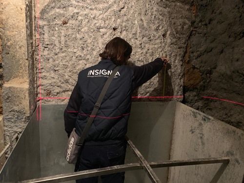 comprobacion medidas cajon metalico en hueco de ascensor