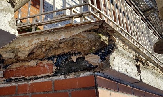 reforma de fachada en Bilbao frente de los cantos de los balcones están fisurados en el encuentro con la tela asfáltica