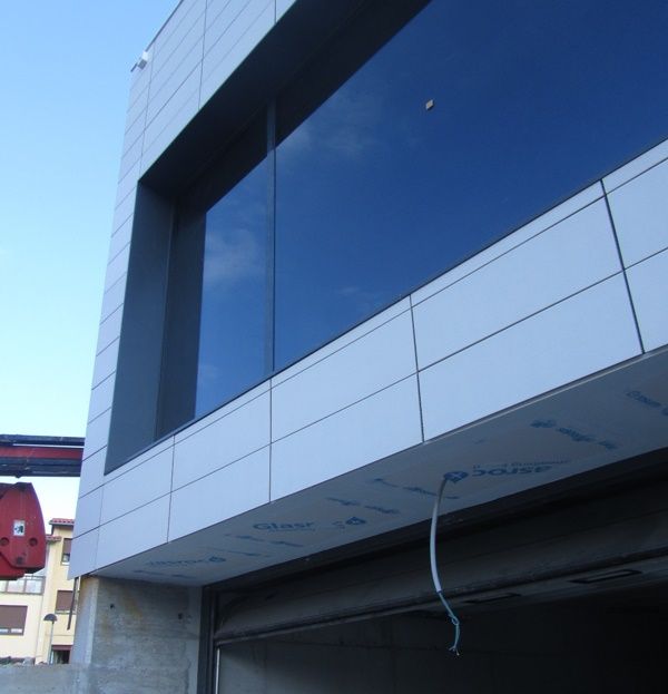 detalle de instalacion de fachada ventilada con material ceramico en Muskiz Bizkaia