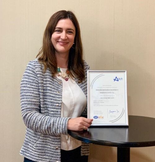 Amaya Alonso Asla, gerente Insignia Rehabilitación y Arquitecutra, recogiendo el certificado ISO 9001