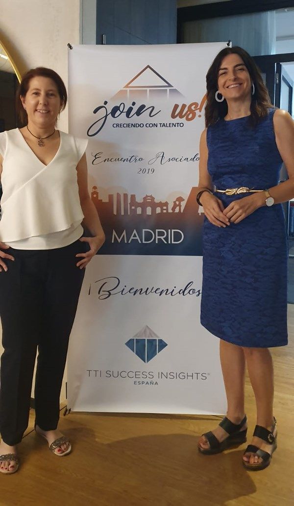 Carmen Burguete y Amaia Agirre recogen el Reconocimiento que otorga la empresa TTI Success Insights