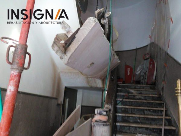 descombrar para abrir hueco en escalera de hormigon para instalar un ascensor en Bilbao