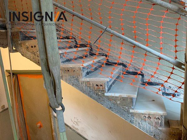 detalle del corte realizado para abrir hueco en escalera instalacion ascensor