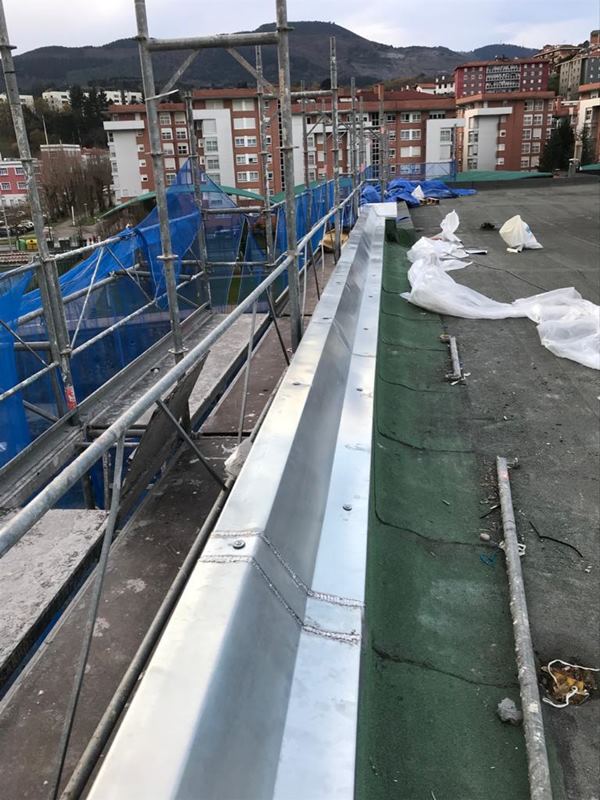 Capota de zinc como proteccion en la cabeza de muro y de composite en la visera inferior y remates