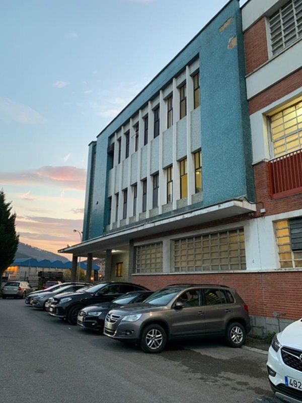 Imagen anterior al comienzo de la rehabilitación en esta fachada de nave industrial en Agorriaga