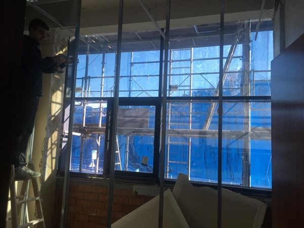 Trabajando en la sustitución de las ventanas fachada ventilada Agorriaga Bilbao