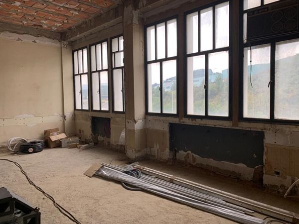 Imagen interior. Ventanas antes de la instalación de la fachada ventilada