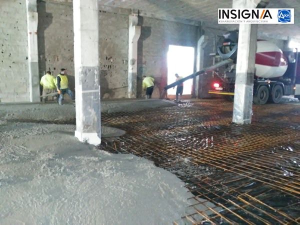 Ejecución de solera de hormigón para finalizar los trabajos de acondicionamiento de esta nave industrial en Arrigorriaga.