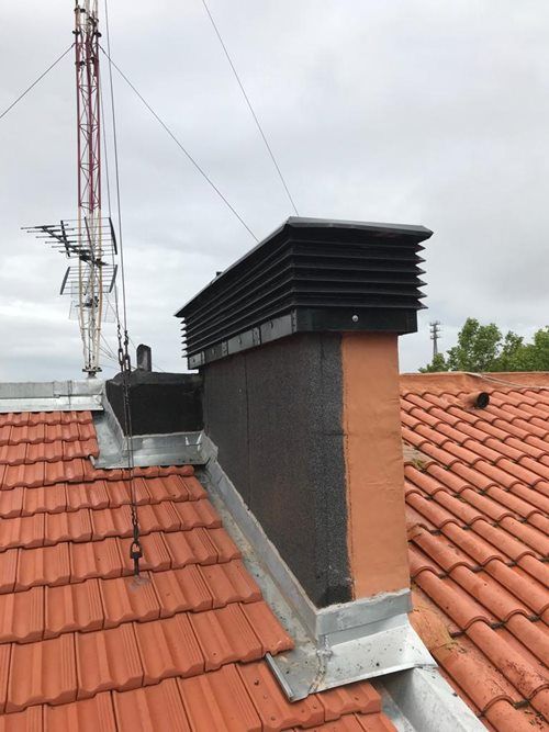 Chimenea con sombrero de lamas fijas de aluminio