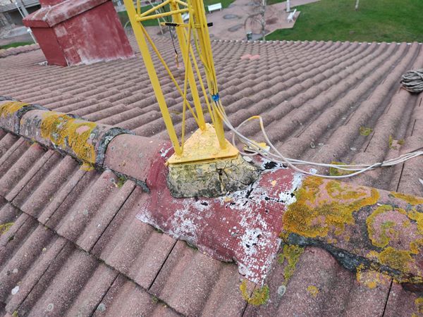 Detalle de fijacion de antena de TV sin impermeabilizacion