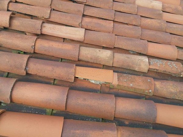 cubierta de teja de tipo arabe antes de los trabajos de reparacion encontrada en Getxo cubierta de teja de tipo arabe antes de los trabajos de reparacion encontrada en Getxo