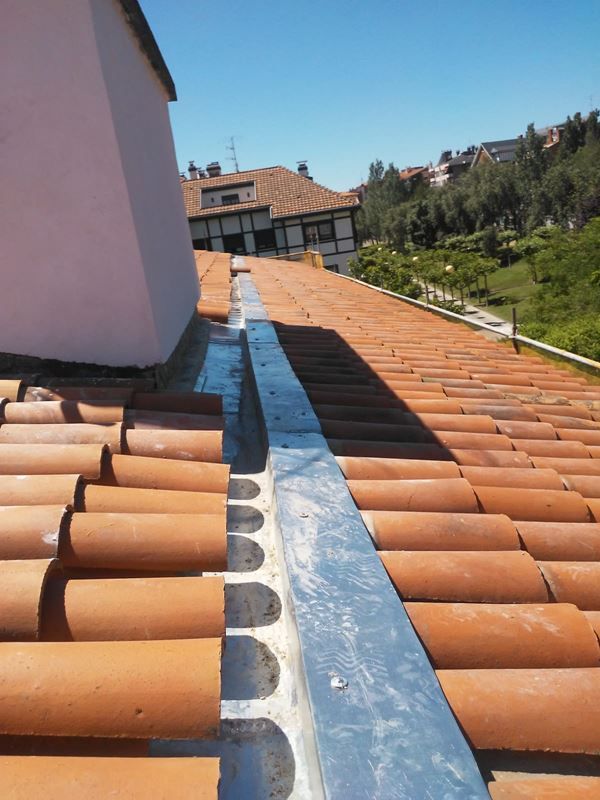 chimenea y pesebre trabajos ya terminados de reparacion de cubierta en Getxo Vizcaya chimenea y pesebre trabajos ya terminados de reparacion de cubierta en Getxo Vizcaya