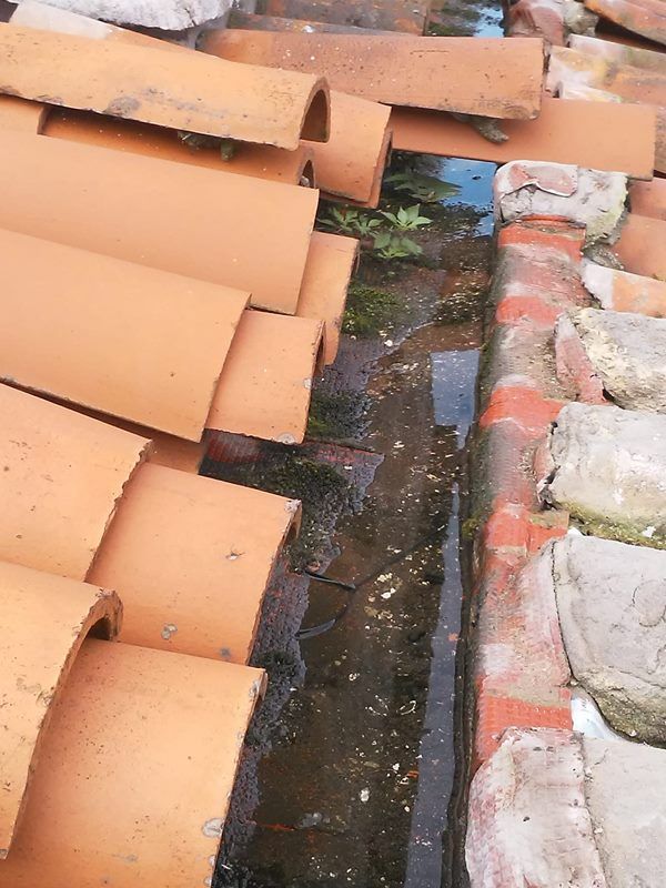 agua acumulada en pesebre de tela asfaltica antes de su reparacion en Getxo Vizcaya agua acumulada en pesebre de tela asfaltica antes de su reparacion en Getxo Vizcaya