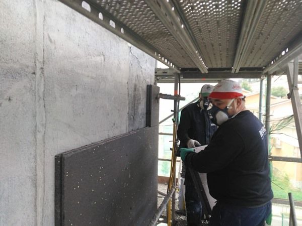 instalando placas de aislamiento termico sate en construccion nueva