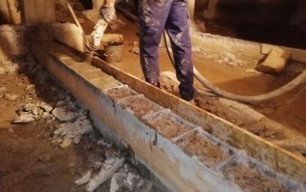 Recuperación de volumen con mortero cementoso Renderoc SFBD para reparación forjado sanitario en Bilbao