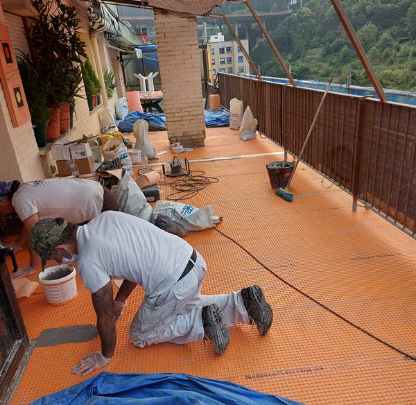 Rematando la colocación de las láminas impermeabilizantes antes de colocar el azulejo.