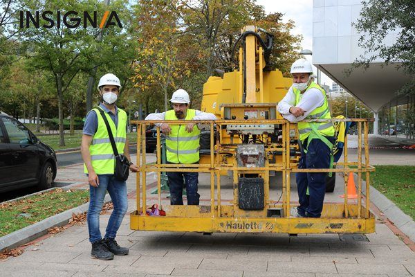 equipo de albañiles Insignia rehabilitando la fachada del Edificio Bizkaia Aretoa en Bilbao