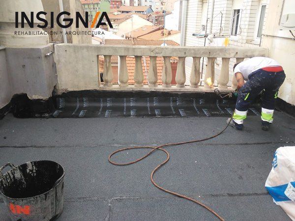 poniendo la tela asfaltica para impermeabilizar esta terraza en Portugalete Bizkaia
