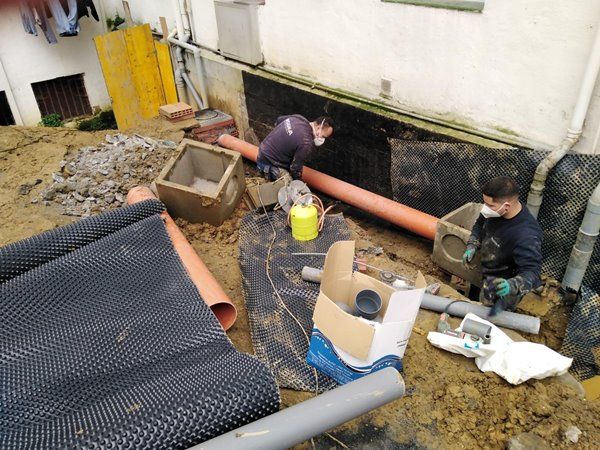 trabajos de saneamiento y renovación de redes de pluviales y fecales rehabilitacion camara sanitaria en Deusto