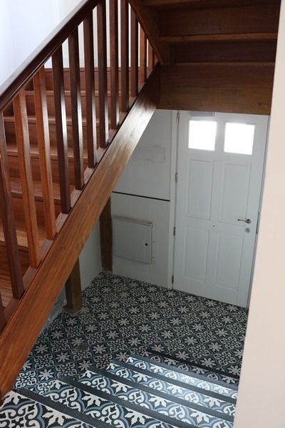 escalera de madera de entrada a la vivienda en Ea Bizkaia