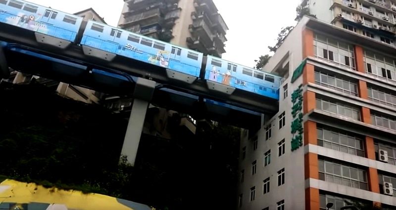 el metro atraviesa un edificio de apartamentos y dentro hay una estacion de metro