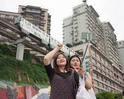 turistas selfie tren monorail entrando en el edificio estacion de Liziba
