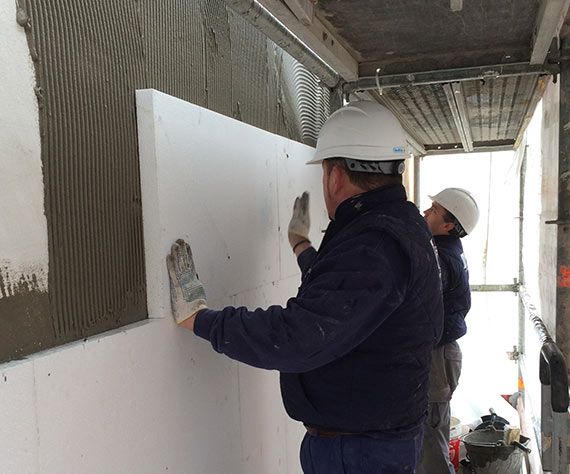 albañiles Insignia instalando placas de aislamiento sate en Bizkaia