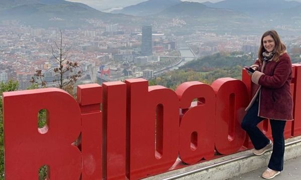 vista de Abandoibarra desde el monte Artxanda al fondo el edificio Bizkaia Aretoa en el que hemos reparado la fachada ventilada del edificio