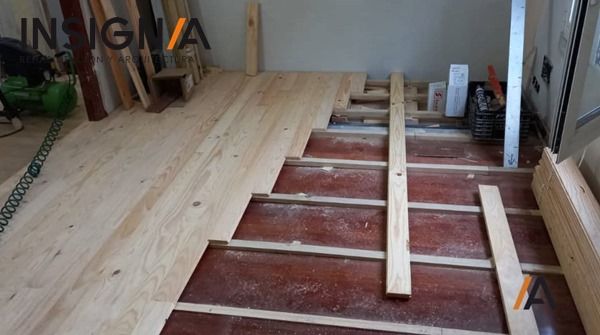 instalando suelo de madera en la reforma integral de atico en Bilbao