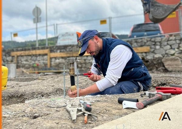 operario trabajando en el sistema de agua para la zona de juegos en esta plaza zintururi