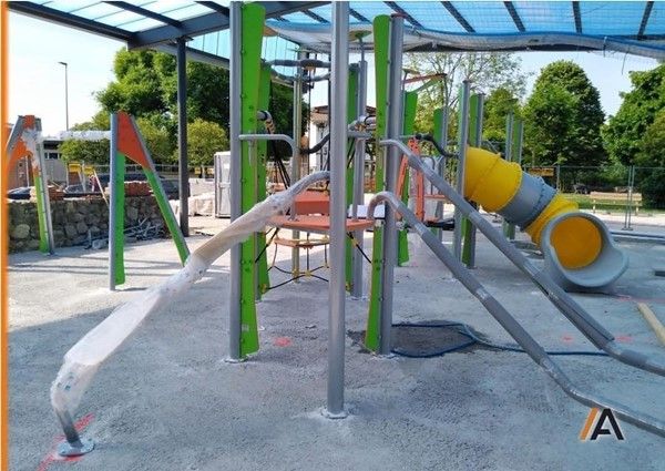 Fijación al suelo de columpios en la zona de juegos en la plaza Zintururi Etxebarri
