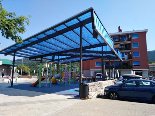 Zona de juegos con suelo de goma EPDM y techo de protección