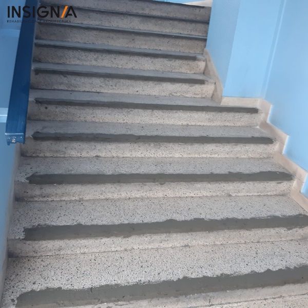 Hospital Barakaldo Eliminamos gomas y preparamos la superficie de esta escalera en el Hospital San Eloy en Barakaldo.