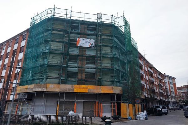 andamios sobre fachada rehabilitacion Usansolo, Galdakao realizada por Insignia rehabilitación y arquitectura en Bizkaia