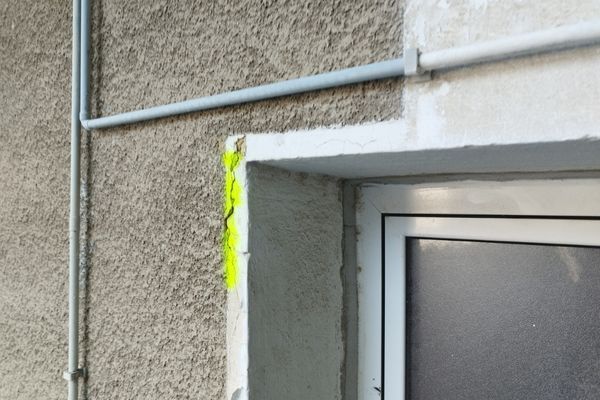 Erkidegoko patioko fatxadan pikatu aurreko zona solte, pitzatu edo kaltetuen marka.