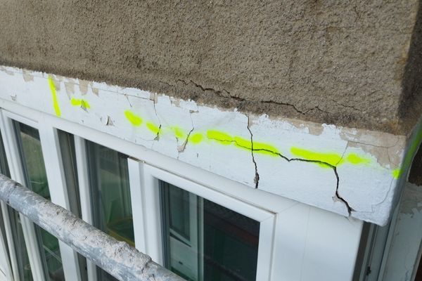 Erkidegoko patioko fatxadan pikatu aurreko zona solte, pitzatu edo kaltetuen marka.