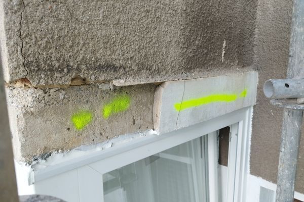 Erkidegoko patioko fatxadan pikatu aurreko zona solte, pitzatu edo kaltetuen marka.