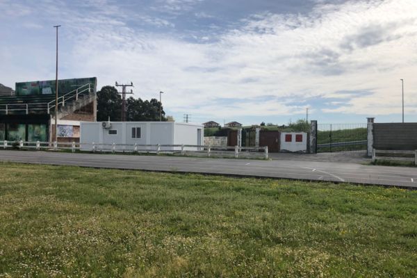vestuarios y nueva valla de acceso a las instalaciones de Gallarta en Abanto-Zierbena, Bizkaia.
