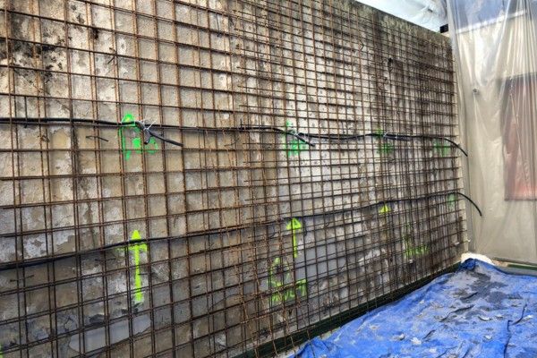 instalación de mallazo de refuerzo en muro de contención de una vivienda en Getxo, Bizkaia.