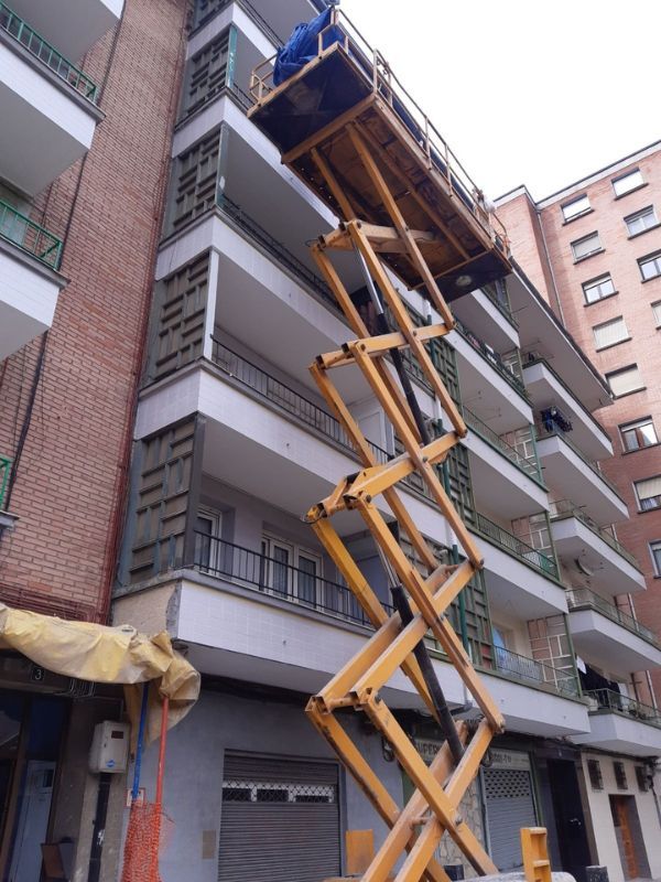 plataformas elevadoras de tijeras para rehabilitacion de edificios