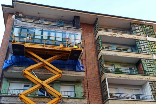 plataforma elevadora de tijera utilizada en la rehabilitacion de una fachada
