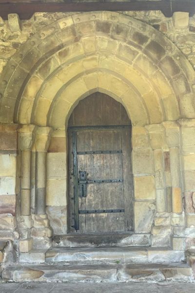 portico romanico entrada a la ermita de san pelaio