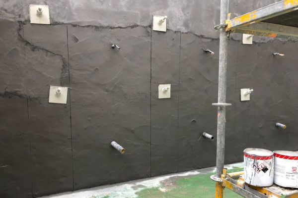 refuerzo y consolidación del muro de contención