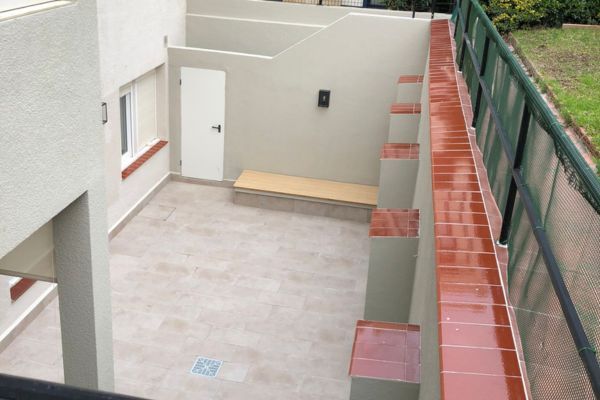Pavimento cerámico imitación madera y cubremuros