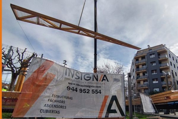 Descargando las vigas centrales de 35 mts. para la cubrición del Parque de Zelaieta.