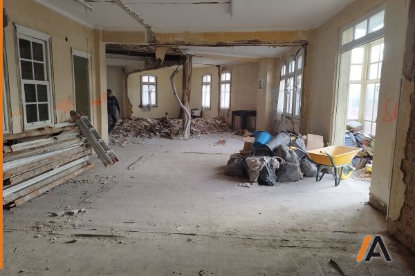 Demolición de tabiques para segregar viviendas en edificio de Durango, Bizkaia.
